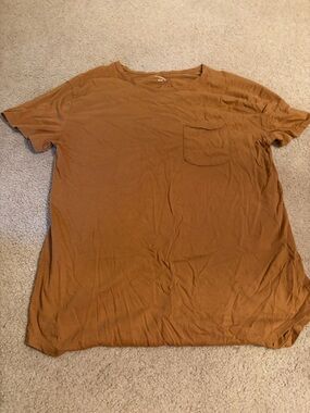 No Boundaries Men's Short Sleeve Pocket Tee in Rust